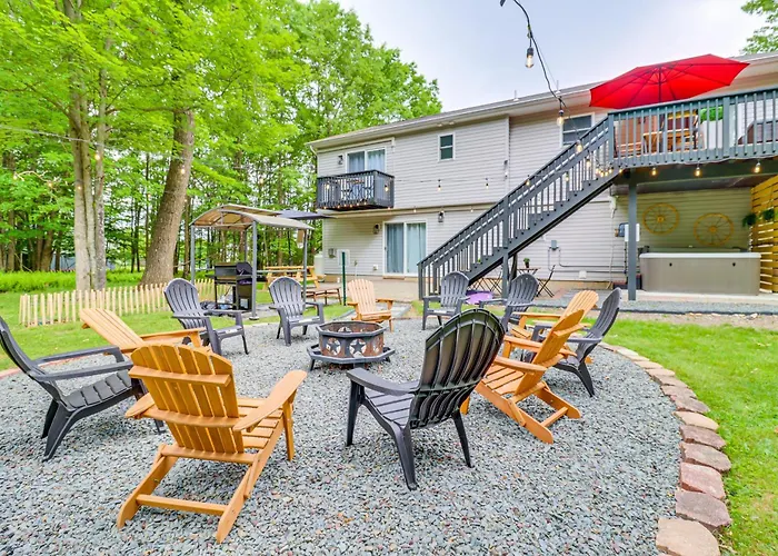 Spacious Long Pond Home With Hot Tub And Fire Pit!