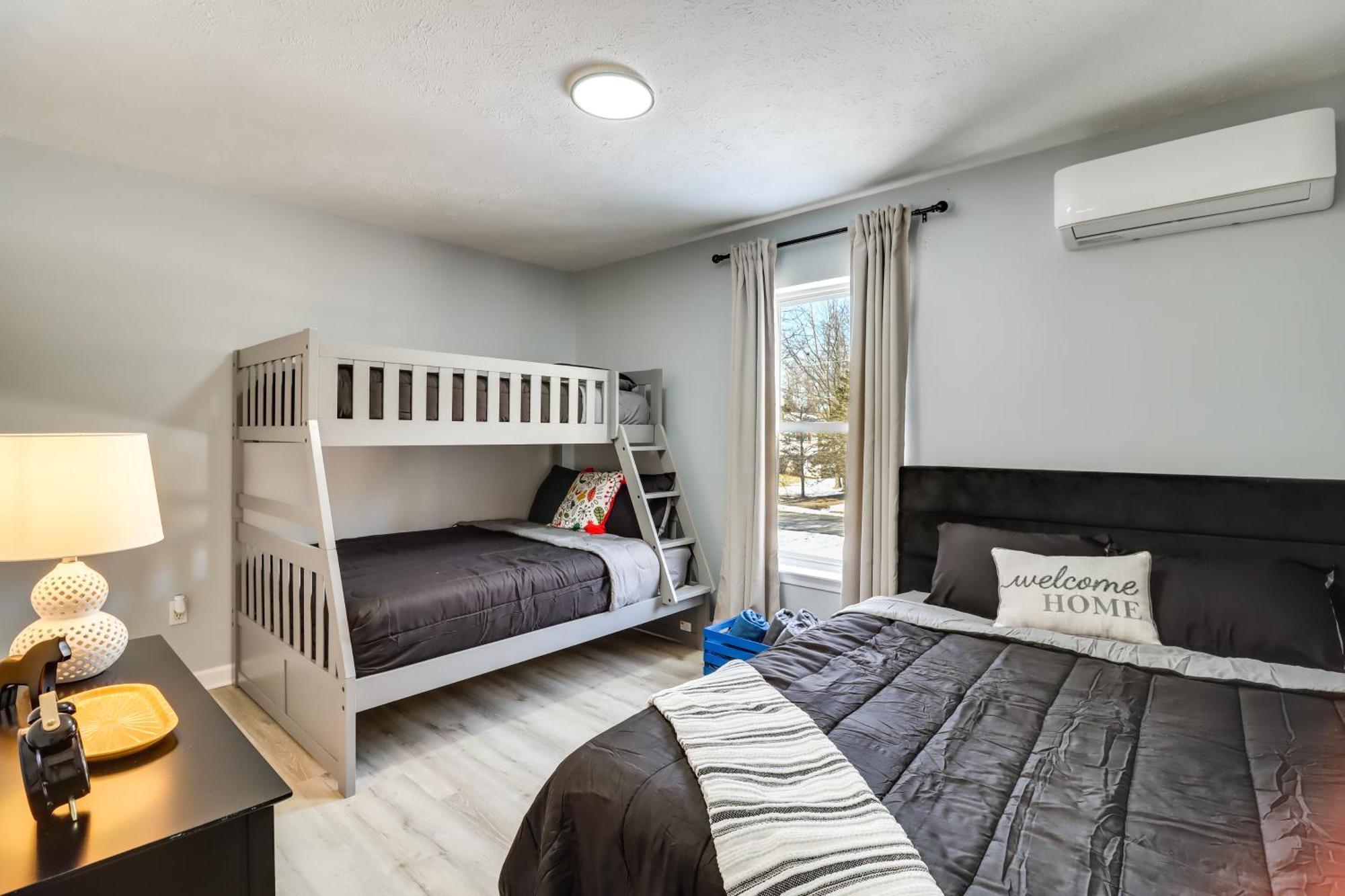 Holiday home Spacious With Hot Tub And Fire Pit!