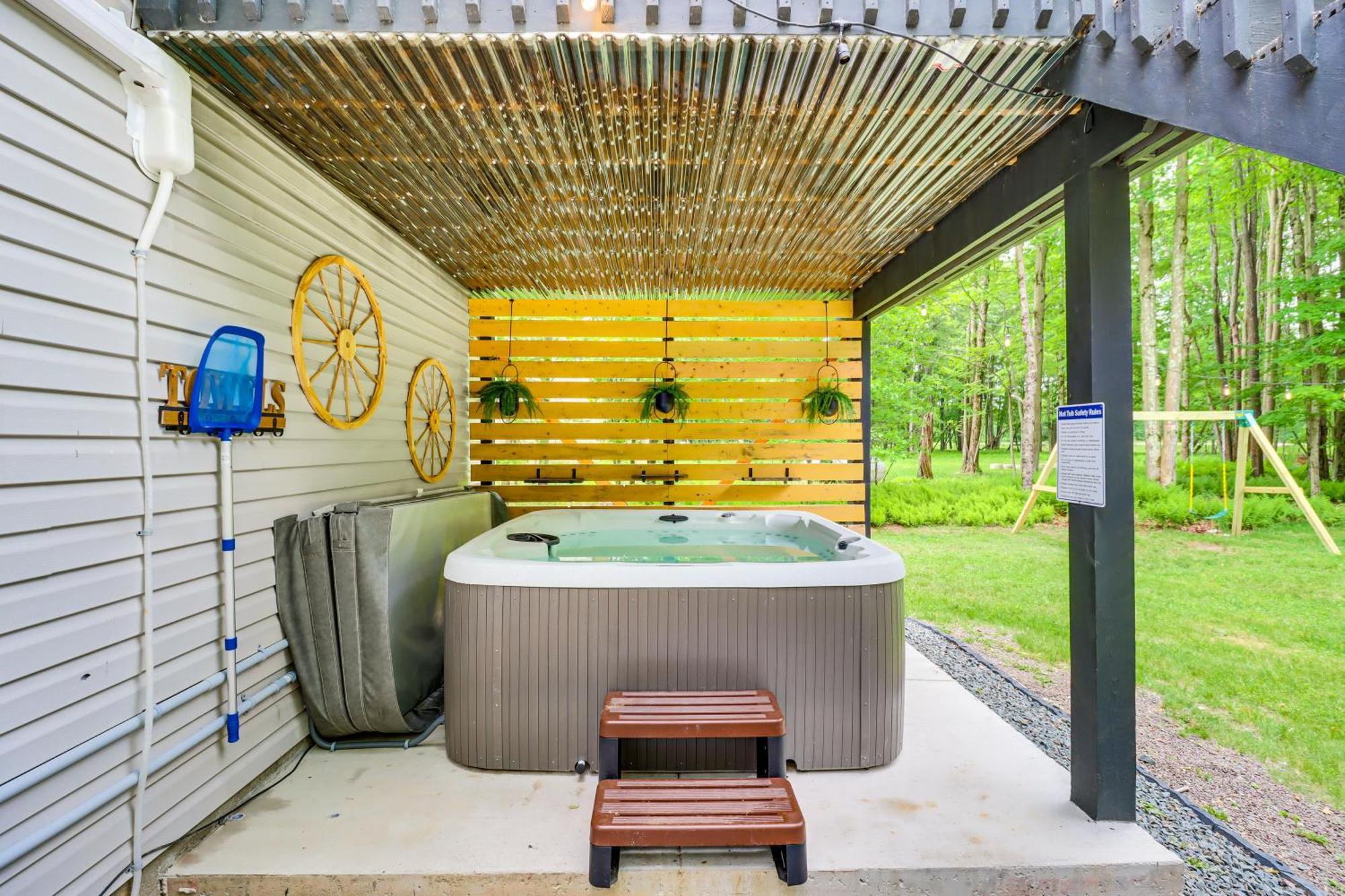 Spacious With Hot Tub And Fire Pit! Holiday home Long Pond